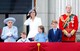 Együtt a család Erzsébet királynő platina jubileumán, a Trooping the Colour ünnepségen 2022-ben a Buckingham-palota erkélyén. Lajos herceg, Sarolta hercegnő és György herceg minden évben csodálattal nézi az ilyenkor szokásos légiparádét. 
