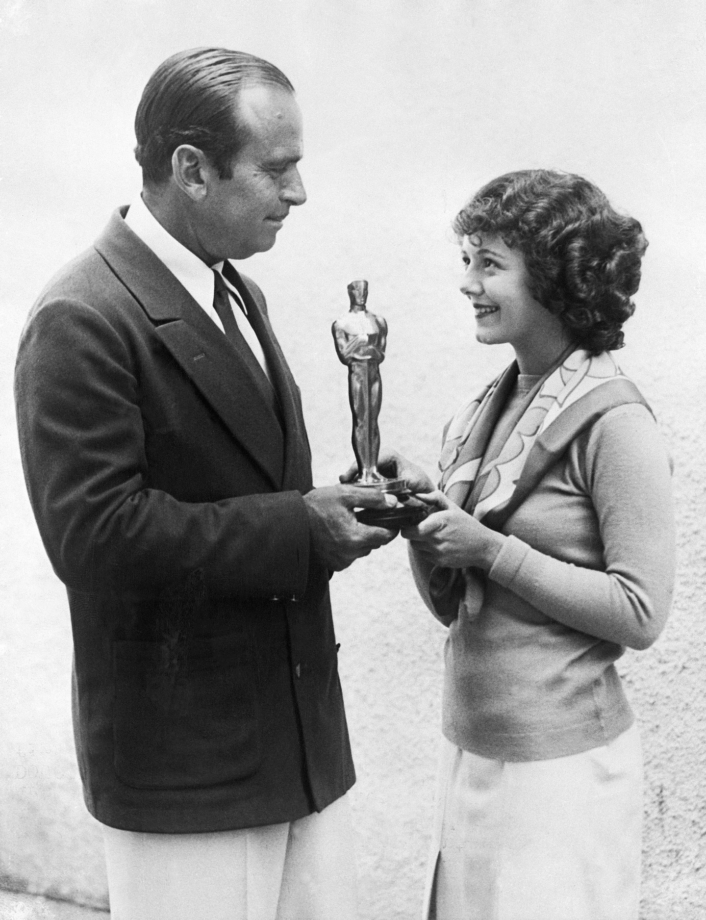 1929, Janet Gaynor - Az első Oscar-díjas színésznő Janet Gaynor egy kötött felsőben és szoknyában vette át a díjat. Kedvesen lezser ruhája egy univerzumra volt a mai Oscar-díjasok kidolgozottan csillogó ruháitól. „Az első év lévén, az Akadémiának nem volt háttere vagy hagyománya" - mondta Gaynor, akinek Oscar-díját három filmben nyújtott alakításáért kapta.