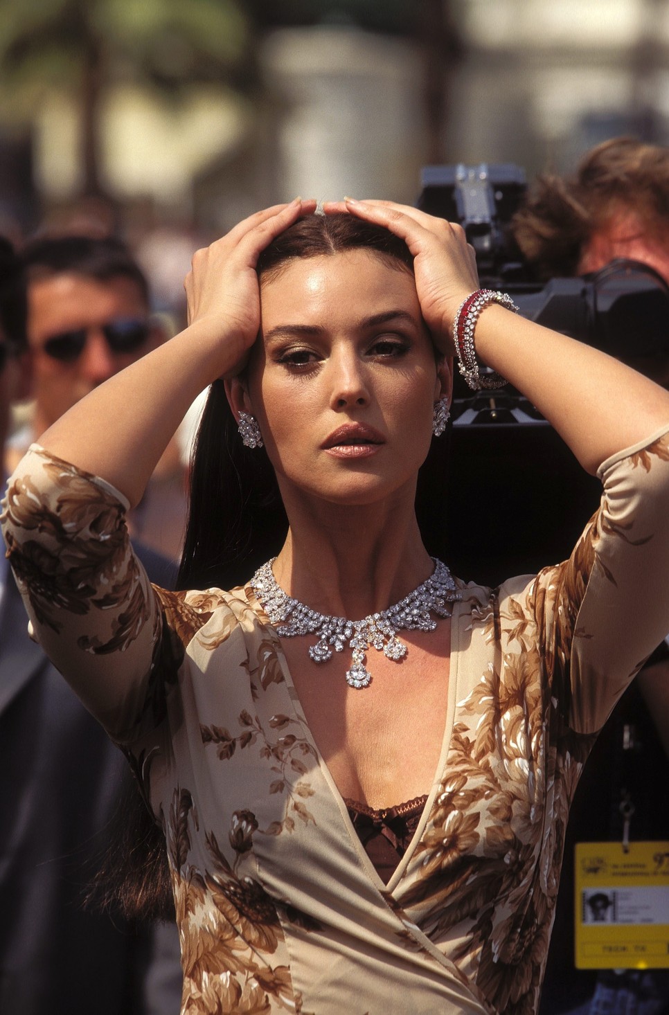 Monica Bellucci az 1997-es cannes-i filmfesztivál vörös szőnyegén a Cartier ékszereit viseli