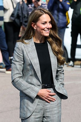 Amikor egy Sudbury-ben található textilgyárba látogatott, egy elegáns, szürke kockás nadrágkosztümben tündökölt. Az öltözékének mintája az úgynevezett „Prince of Wales” (walesi herceg) kockás szövet volt, amely finom és stílusos utalásként szolgált férje, Vilmos herceg titulusára. 