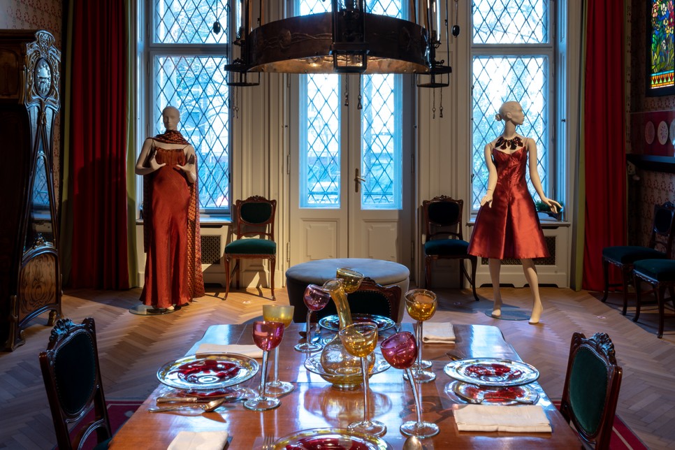 Olyan, mintha ezek a ruhák kifejezetten úgy készültek volna, hogy harmonizáljanak az állandó kiállítás szecessziós enteriőrjével, pedig csak olyan gazdag Zoób Kat életműve, hogy a kurátor alapos keresgélés után megtalálta a legmegfelelőbb öltözékeket