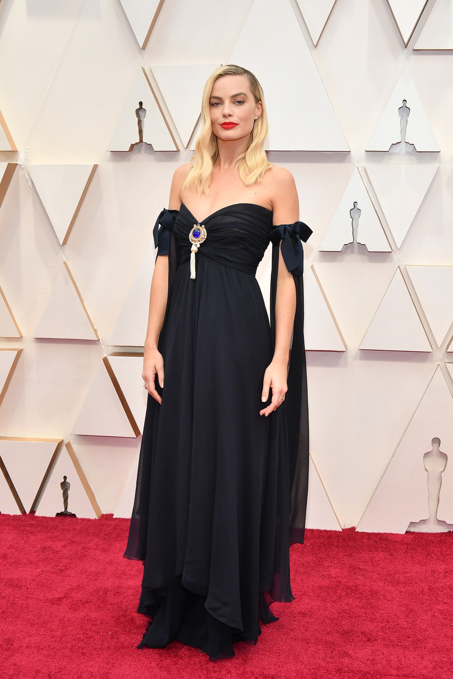 2020 - Margot Robbie egy fejedelmi, fekete Chanel couture ruhát választott az 1990-es évekből, amely egyszerre volt drámai és elegáns. A ruha különlegessége a leválasztható, puffos ujjmegoldás, valamint a középen elhelyezett, feltűnő drágaköves díszítés volt, amely egy vintage, ékszerszerű részletet idézett.