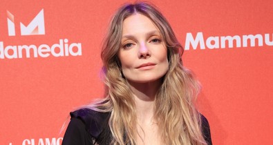 Csak egy apró táska takarja Mihalik Enikő melleit, pikáns fotósorozatot vállalt be a magyar modell