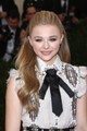 Chloe Grace Moretz cuki volt félig feltűzött hajával és füstös szemével.
