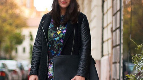 Fotózásra készül a plus size modell