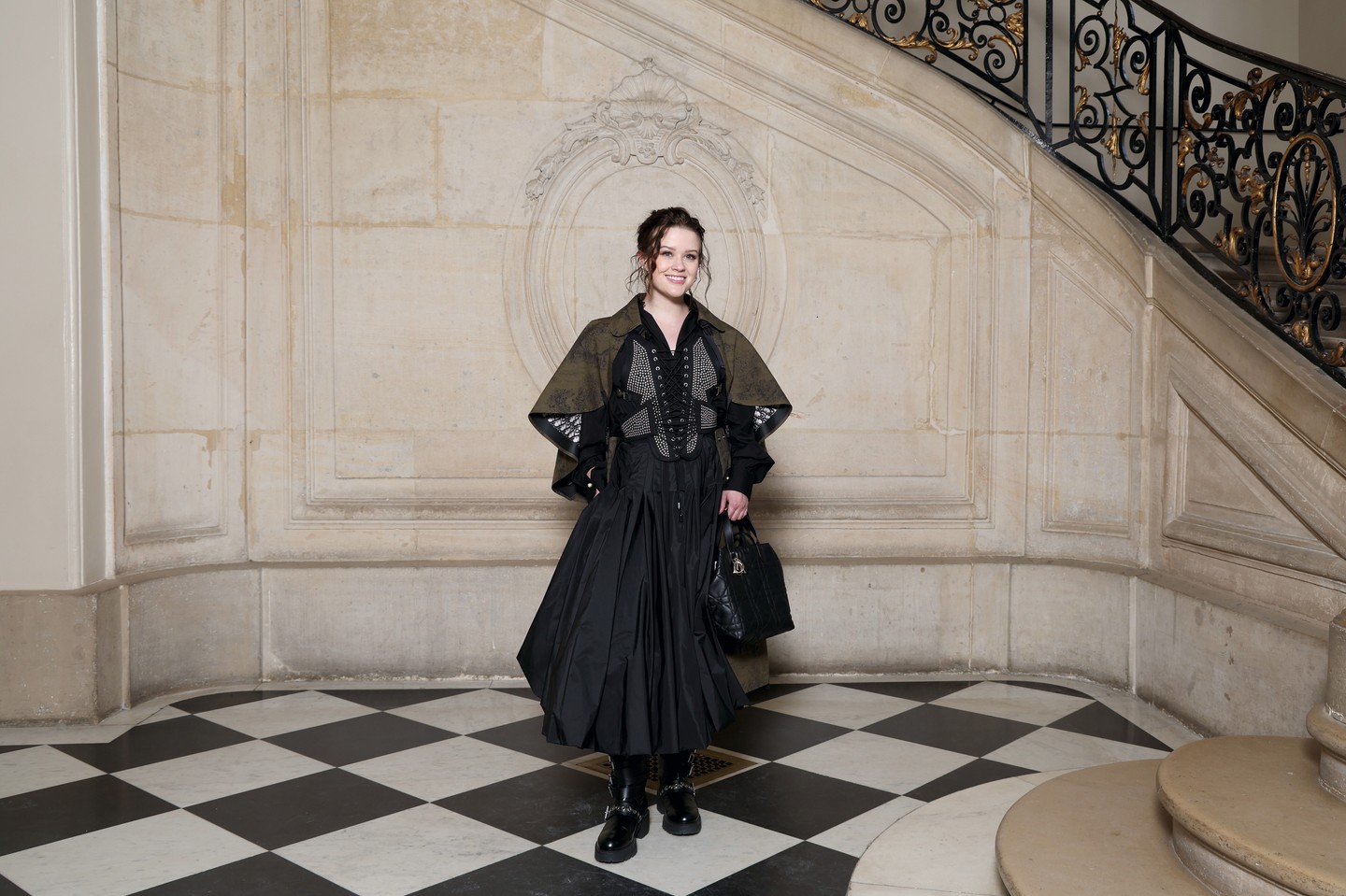 Reese Witherspoon lánya, Ava Philippe fekete, szegecses fűzőben, selyemblúzban és szoknyában tündökölt, amit fekete bakancsa tett igazán vagánnyá. 