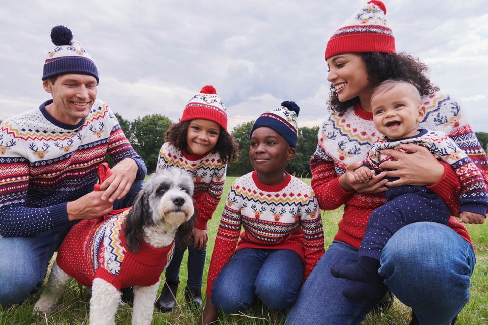 Ha ruhát adnál ajándékba, akkor olyat válassz, ami újrahasznosított anyagokból készül, ilyenek az F&F karácsonyi pulóverei is