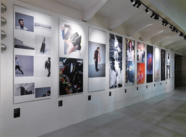 Cél a néző hipnotizálása: Kicsavarodott nőalakok extravagáns ruhákban, divat és képzőművészet határán