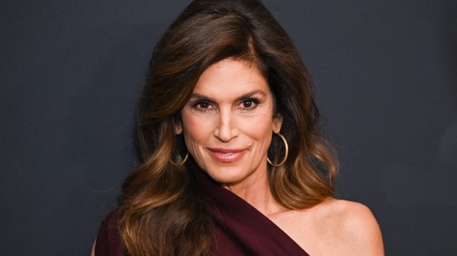 Cindy Crawford és lánya ikrekként pózolnak, alig lehet megkülönböztetni őket, annyira hasonlítanak egymásra