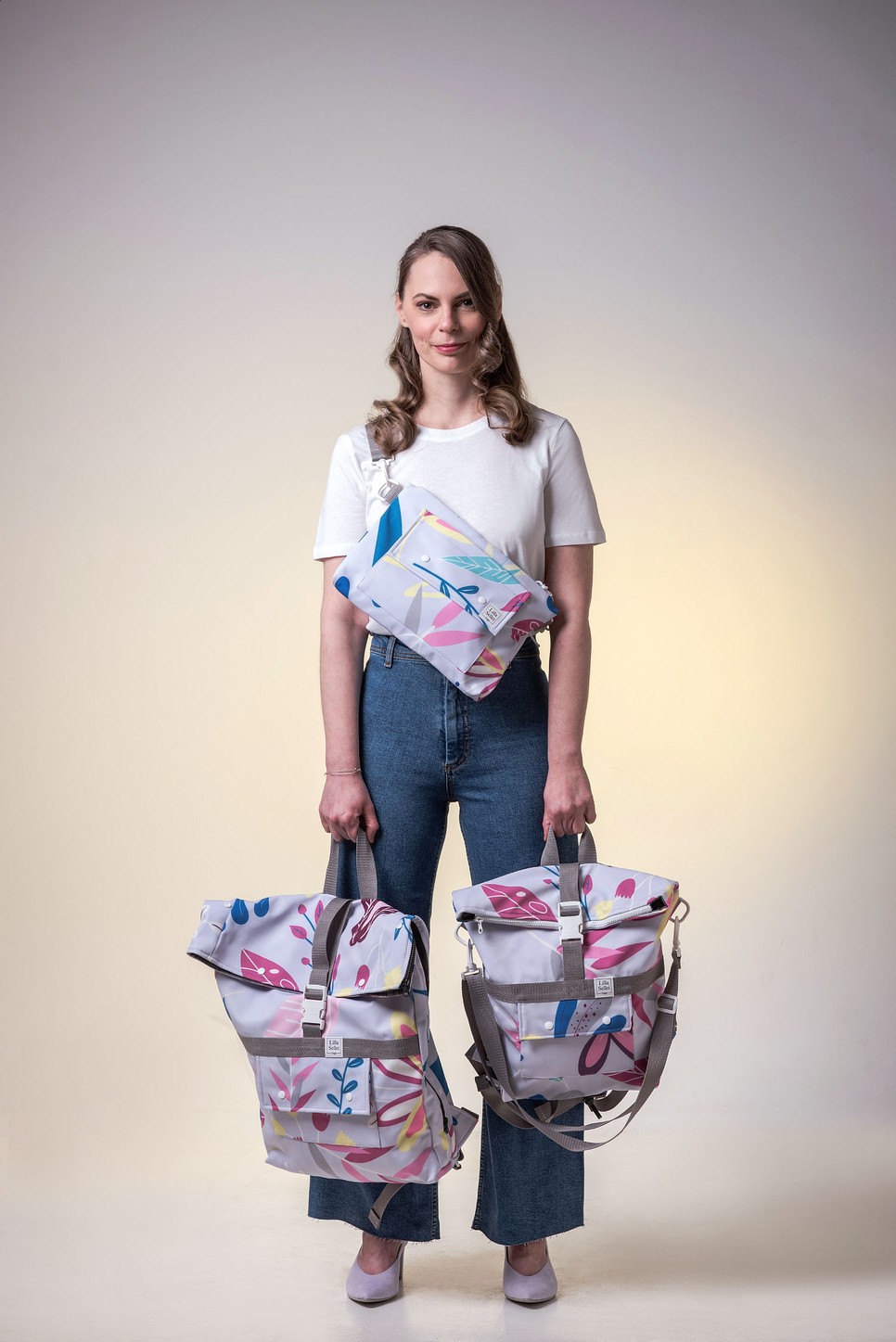 Mengyán Eszter, a környezettudatosságot népszerűsítő író, újságíró is részt vett a táskák megtervezésében és modellt is állt a táskákkal. A két lány, Lilla és Eszter barátnők is.