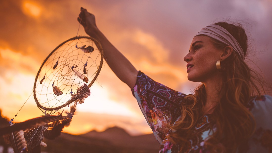 Az álomfogót nemcsak ágy felett szokás elhelyezni, otthonok bejáratánál, esetleg autóban, sőt még ékszer formájában is találkozhatunk vele