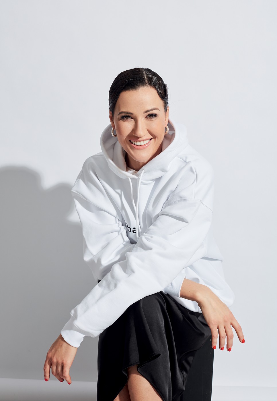 Kapucnis felső BALENCIAGA – Heaven | Ruha MASSIMO DUTTI | Fülbevaló NILE ATELIER