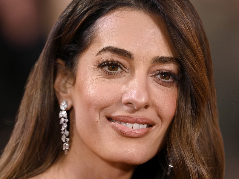 Rég láttuk ennyire bevállalósnak Amal Clooney-t, George Clooney feleségét merész szettben kapták lencsevégre
