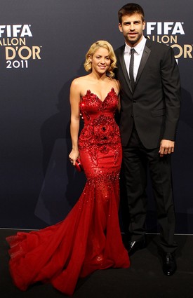 Shakira és Gerard Piqué (korkülönbség 10 év): A semmiből röppent fel a hír még 2010-ben, hogy a bájos kolumbiai énekesnő és a spanyol futballsztár egy párt alkotnak. Sokan nem hittek bennük, hiszen bár Shakira gyönyörű, mégis 10 évvel idősebb, mint a jóképű Piqué. A kétkedőknek azonban nem lett igazuk, és bár időnként felröppentek pletykák arról, hogy kapcsolatuk megingott, már nyolcadik éve szeretik egymást, és két igazán cuki kisfiú büszke szülei. 