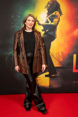 Azóta azonban több mint 20 év telt el, és a „csacska angyalból” érett nő és édesanya lett. Ez a fotó 2024-ben készült róla a Bob Marley: One Love című film egyik sajtóeseményén. 