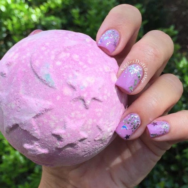 Így néznek ki a Lush fürdőbombái manikűrként!