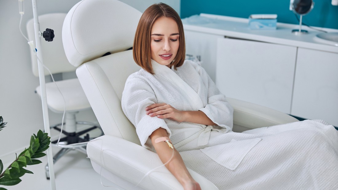 Az infúzióbárokban hatalmas, kényelmes fotelekben kapják az infúziókezelést azok a vendégek, akik szeretnék megőrizni egészségüket