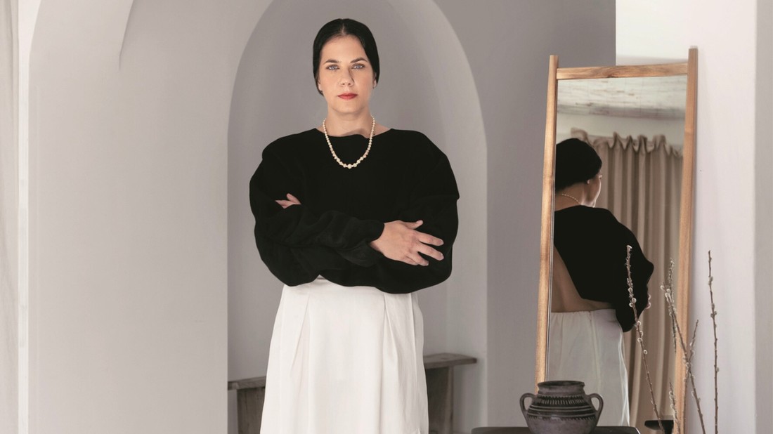 Kocsis Eszter szerint tévhit, hogy a bábozás csak a gyerekek játéka - Stylist: Pintér Judi Smink és haj: Marencsák Zsófia Felső, szoknya, és szandál COS Nyaklánc SECONDHAND