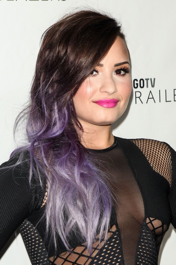 Demi Lovato is előszeretettel takarja el valódi hajszínét. Az egykori Disney sztár általában kék vagy pink séróval mutatkozik, és mindkét szín remekül áll neki, de most a lila ombré a befutó nála.
