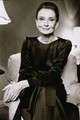 Ez a kép tökéletesen összegzi mindazt, amit Audrey Hepburn jelentett a világnak: egyszerű elegancia, kifinomult nyugalom és mély emberség. A fekete-fehér portré időtlen bájt sugároz – mintha nemcsak egy ikonra, hanem egy bölcs asszonyra néznénk, aki már mindent látott, és még mindig hisz az emberi jóságban.