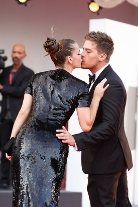 Palvin Barbara és Dylan Sprouse legforróbb pillanatai a kamerák előtt 