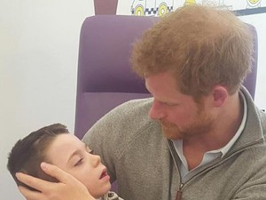 Harry herceg szíve tényleg a helyén van: súlyos betegségben szenvedő testvérpárral játszott a herceg