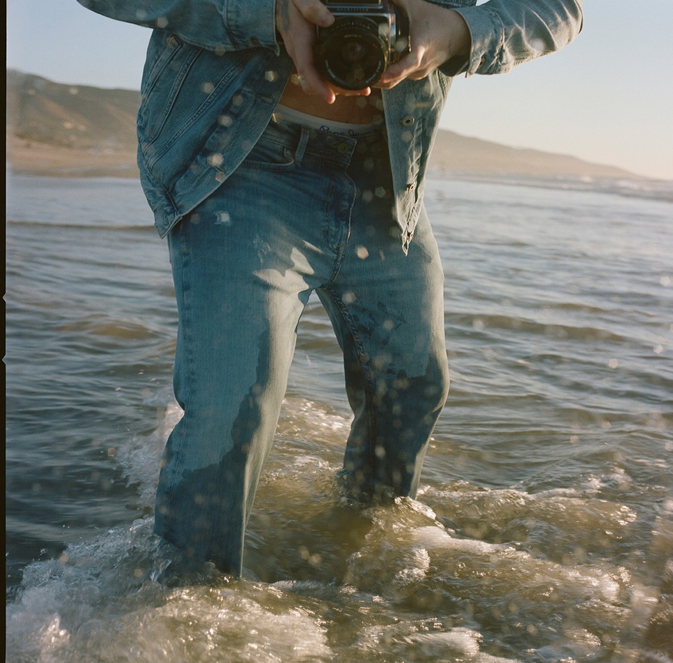 Ezt csinálja Brooklyn Beckham a zuhany alatt, és reméljük, te is!