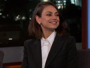 Mila Kunis csizmája olyan dögös, hogy a lelkünket is eládnánk érte!