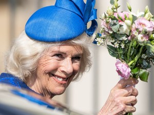 Kapaszkodj, de ez a nő nem Kamilla királyné, csak a tökéletes hasonmása