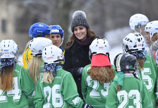 Kate Middleton svéd tinisportolókkal 