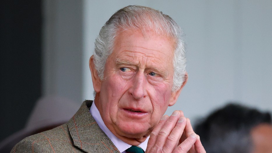 Károly királyt minden útjára orvosi csapat kíséri