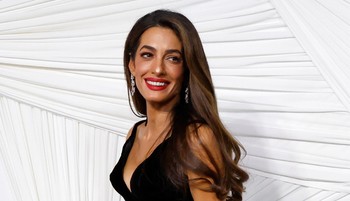 Amal Clooney csipkés meztelenruhája valami álomszép, merész, mégis kifinomult