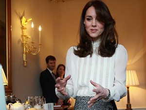 Kate Middleton áttetsző blúzban üdvözölte a gyerekeket otthonában
