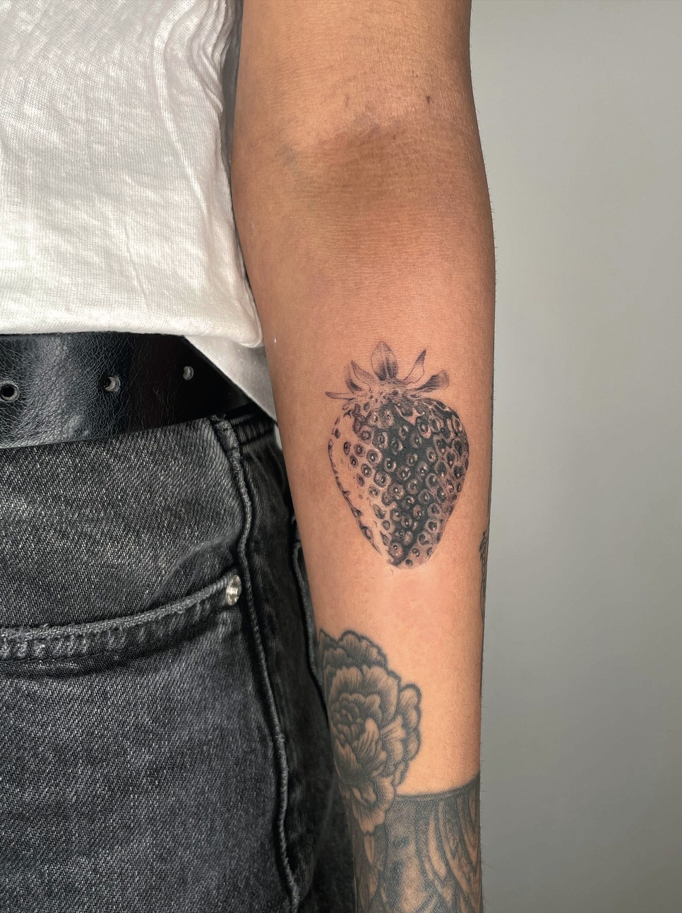 Csörgő Anna egyedi, grafitrajz-szerű, pontsatíros technikával készült tetoválásai és a letisztult, mégis otthonos hangulatú Studio Sol szalonja ma már meghatározó szereplői a hazai tetoválószcénának