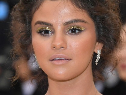 Selena Gomez éppen olyan cikinek tartja Met gálás megjelenését, mint az internet