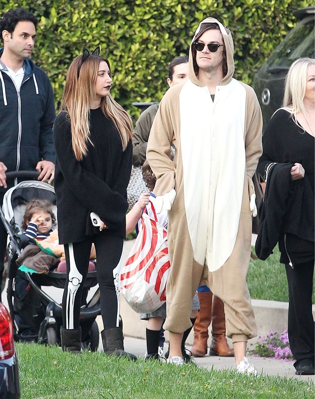 Ashley Tisdale talán egy macska csontváz akar lenni, míg férje egy medve?