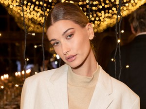 Hoppá! Hailey Baldwin ismét Nanushkában, és tökéletesen fest rajta