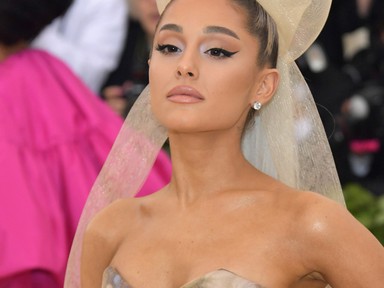 Ariana Grande nagyon szeretheti ezt a gigantikus masnit a hajában, hisz már Met gála óta viseli