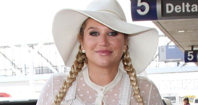 Kesha mellei kinőtték a bikinit