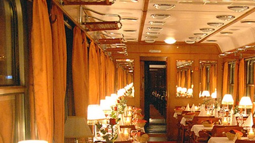 Különleges randevú a vonaton