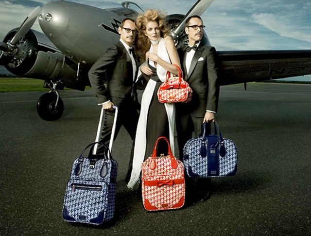 A Viktor & Rolf Samsonite kollekciójában a tervezőkkel pózolt 2009-ben