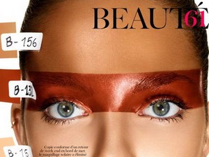 Mihalik Enikő meztelenül barnítja magát