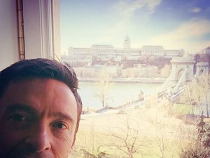 Hugh Jackman tökéletes Budapest-szelfijét máris imádják a magyarok