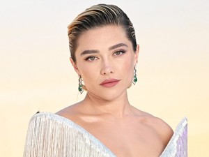Florence Pugh pucérruhája nem sokat hagy a képzeletre, csak úgy ordít belőle a meztelenség