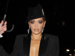 Rita Ora megint melltartó nélkül bulikázott