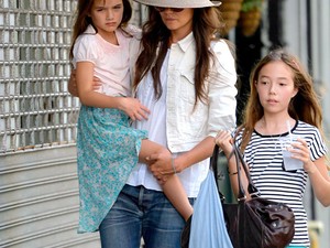 Suri fáradt, Katie Holmes rejtőzködik