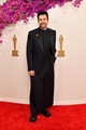  Ramy Youssef a 2024-es Oscar-gála vörös szőnyegén.