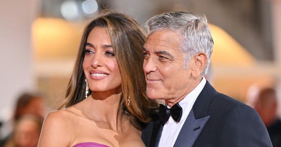 Amal Clooney csillogó miniruhában keltett óriási feltűnést, különleges darabba bújt George Clooney felesége