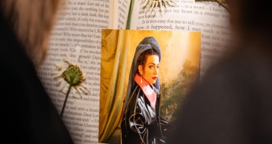 Új korszak a divatfotózásban: különleges kiállítás a női szemszög erejével