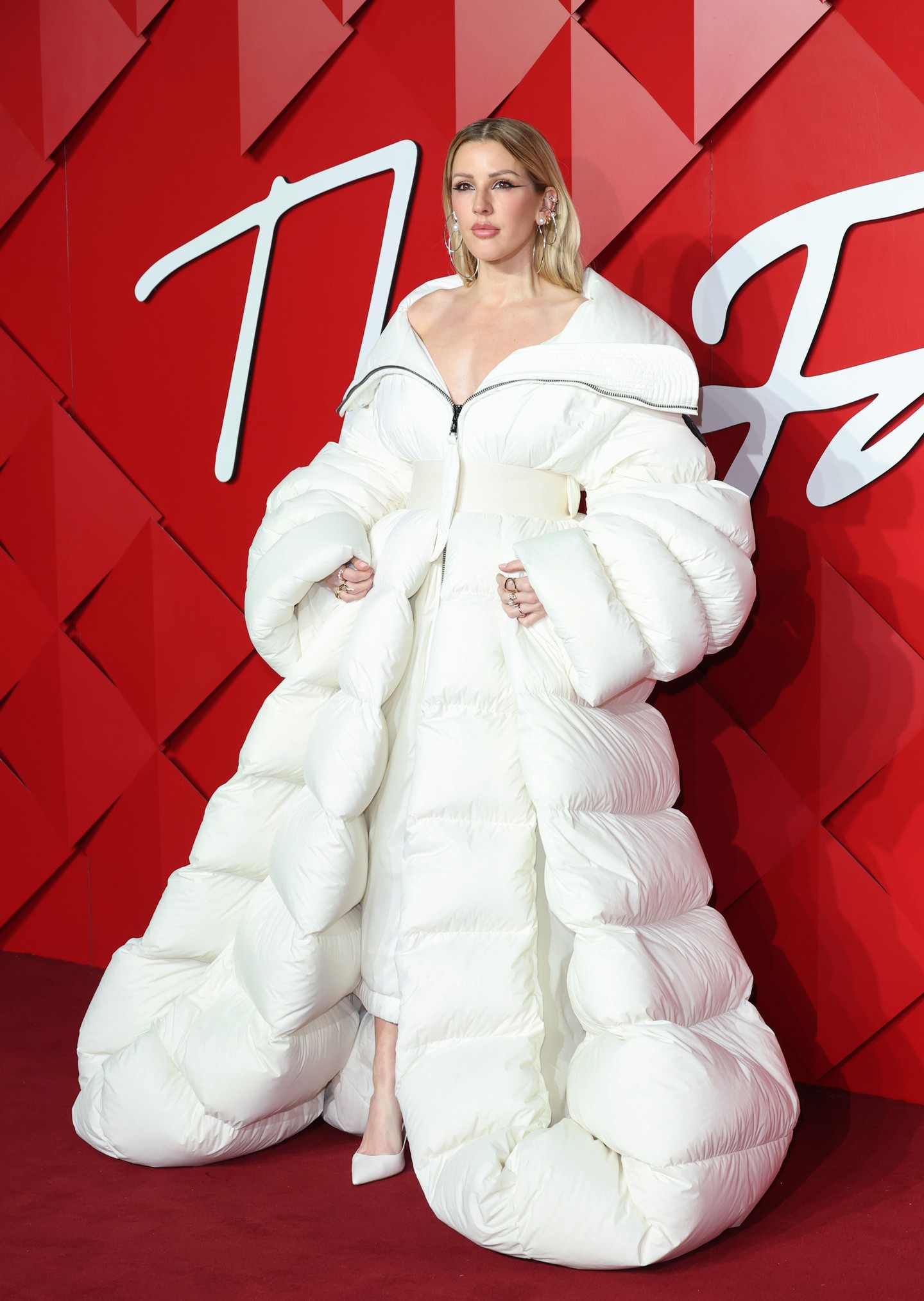 Amikor a kabátod az estélyid is egyben: Ellie Goulding hófehér Moncler pufidzsekije borzasztóan erős statement azzal kapcsolatban, hogy a funkció és a dizájn kéz a kézben járhatnak